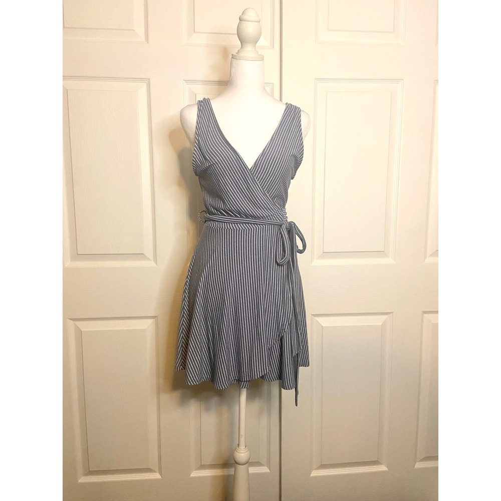 Mod On Trend Blue White Striped Wrap Romper Sleeveless V-Neck Tie Waist Medium